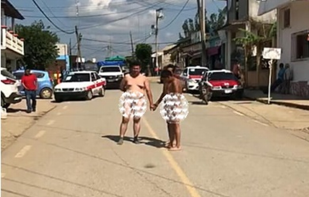 Imagen Exhiben desnudos a tres presuntos roba vacas en Suchilapan, Veracruz