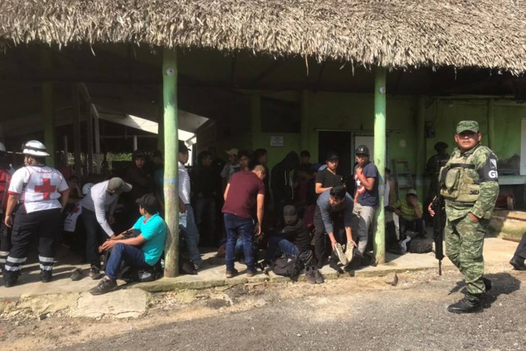 Imagen Aseguran a 58 migrantes que viajaban en tráiler en Coatzacoalcos, Veracruz