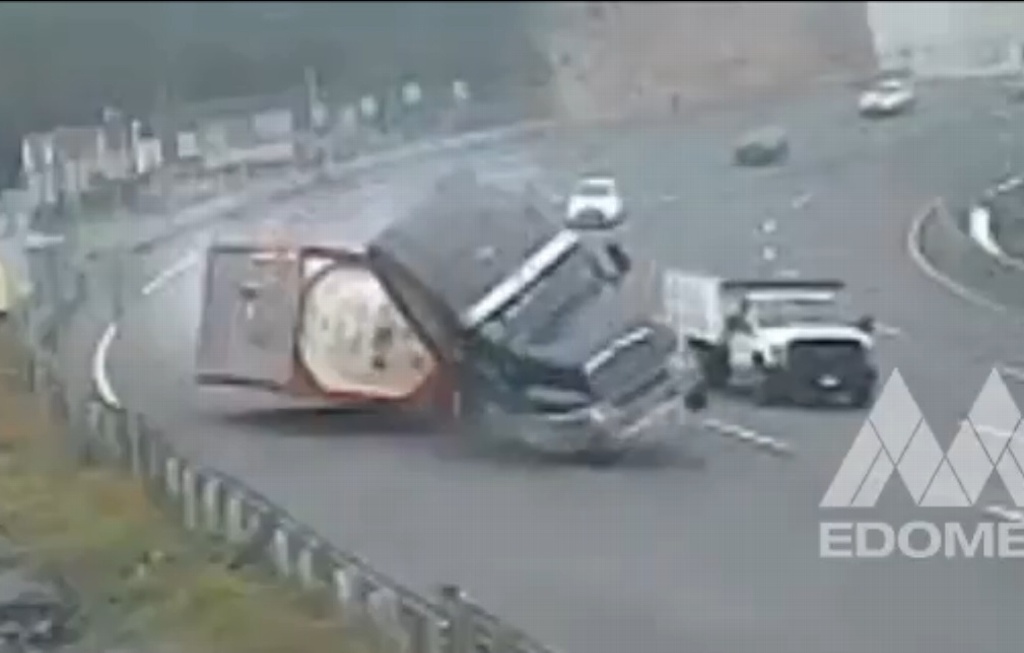 Imagen Captan volcadura de tráiler en autopista México-Toluca (+video)