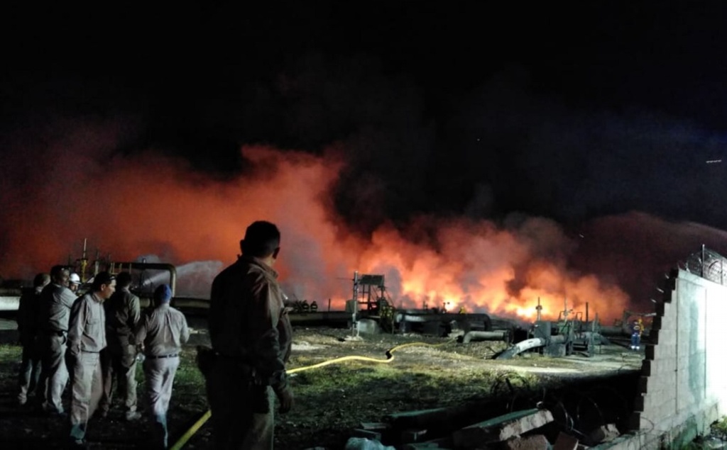 Imagen Controlan incendio en ducto de Pemex, en Hidalgo