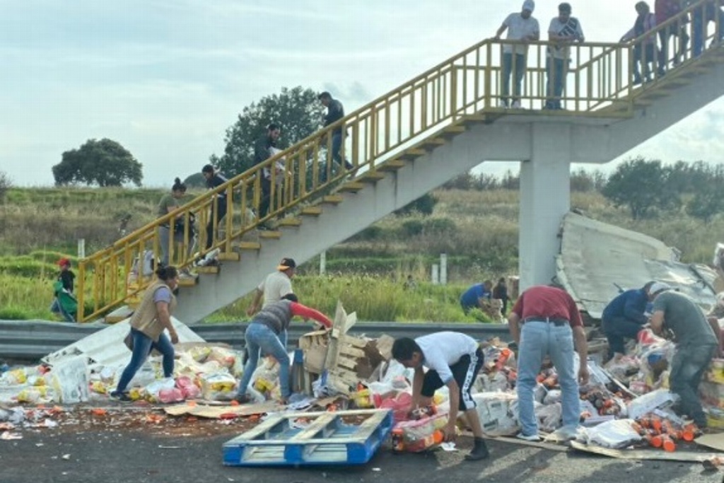 Imagen Rapiña tras volcadura de camión con abarrotes (+Fotos)