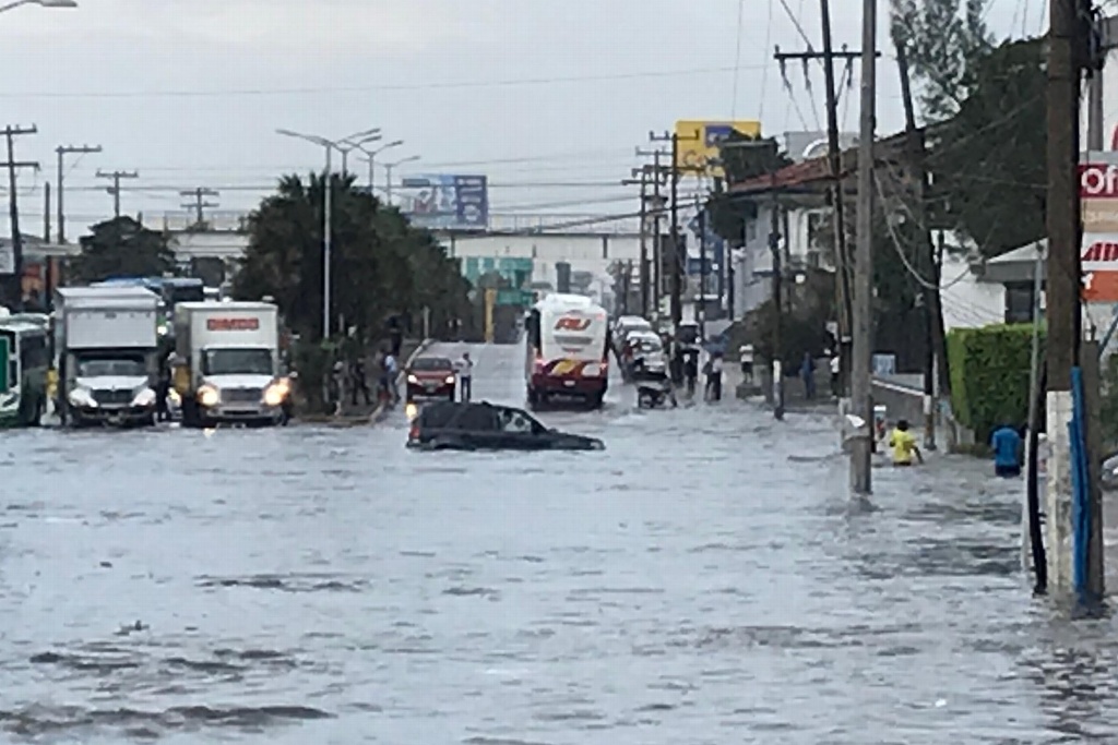 Imagen Quedan atrapados en sus autos por inundaciones en Boca del Río (+video)