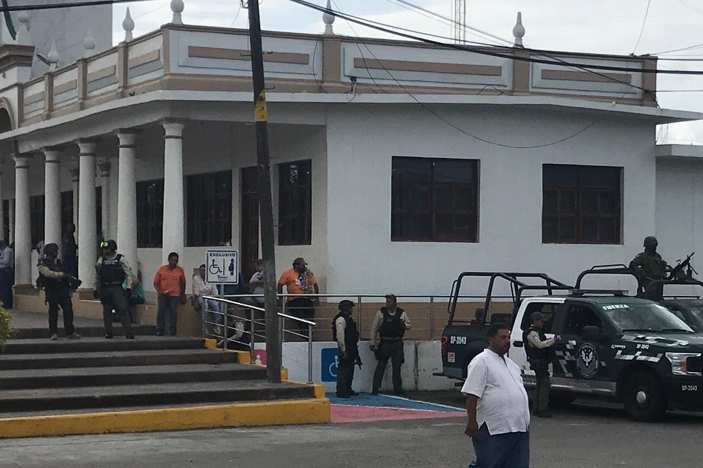 Imagen Personal del Ayuntamiento de Tlalixcoyan cierran accesos al municipio por llegada de SSP