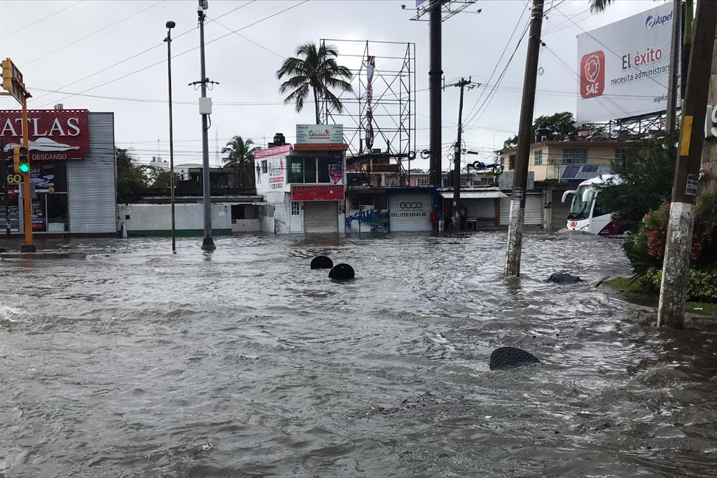Sin electricidad en varias colonias de Boca del Río por fuerte viento