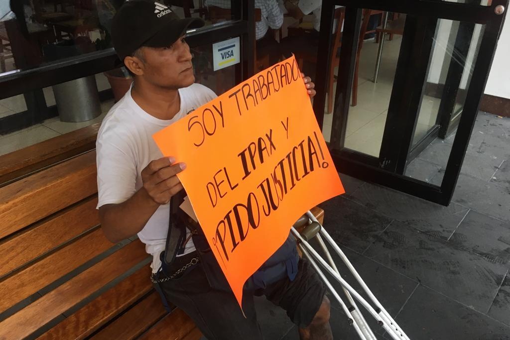 Imagen Trabajador del IPAX  recibe 452 pesos de pensión mensual por incapacidad, pide ayuda