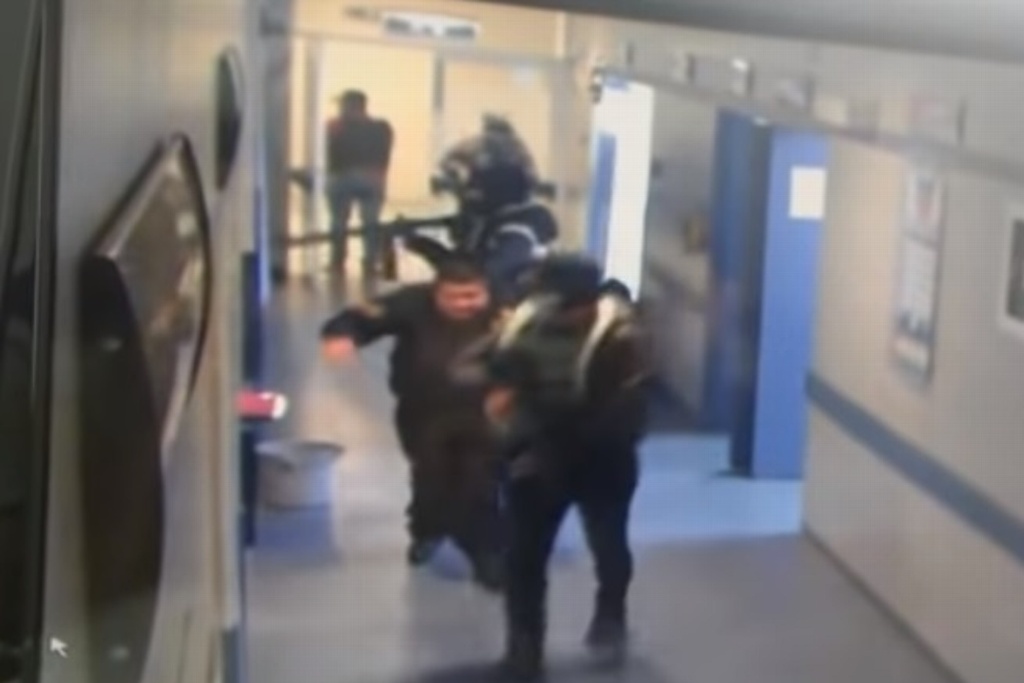 Imagen Captan momento en que comando entra a hospital y se lleva a paciente (+Video)