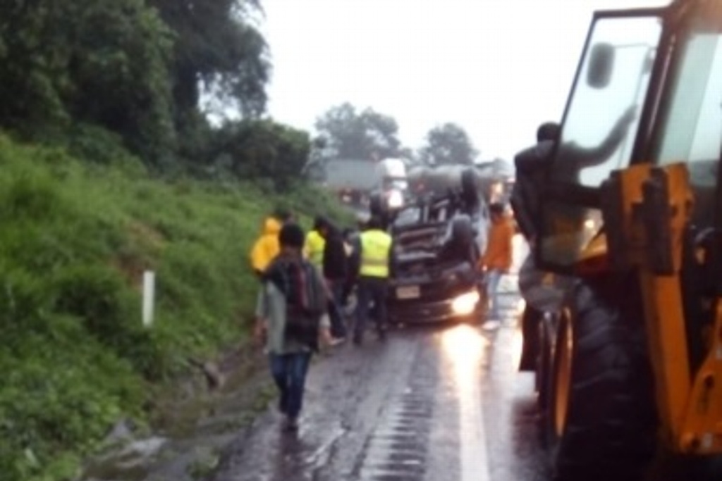 Imagen Fallece una persona en volcadura sobre autopista Ciudad Mendoza-Orizaba