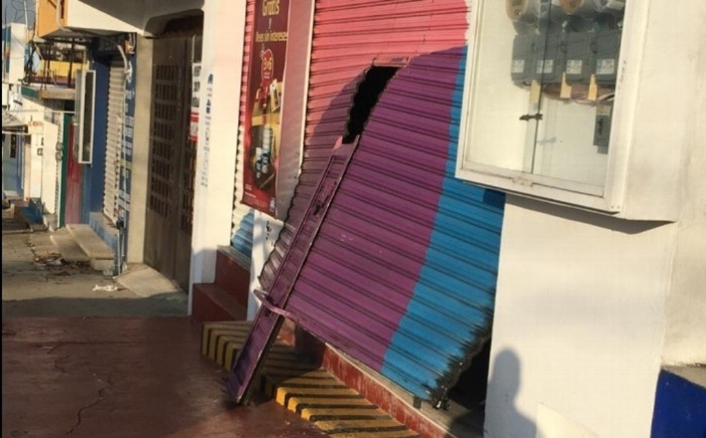 Imagen Rompen cortina para robar tienda de pinturas en Coatzacoalcos, Veracruz