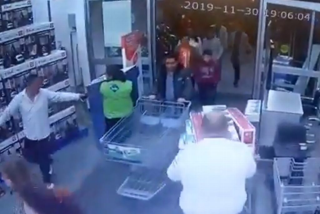 Imagen Hombre finge perder a su hijo y roba pantallas de supermercado (+vídeo)