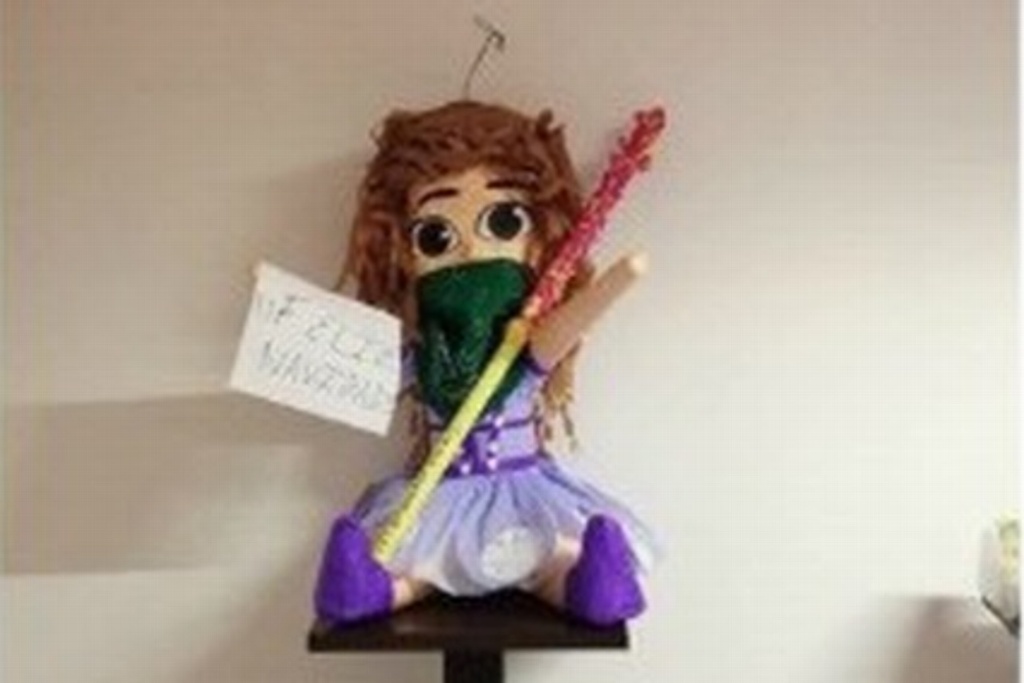 Imagen Despacho de abogados rompe piñata de ‘feminista’ y se hace viral