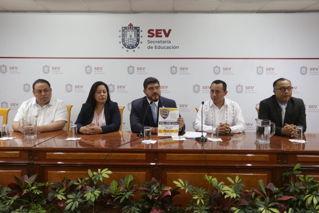 Imagen Habilitan teléfonos de emergencia para atención a docentes de Veracruz