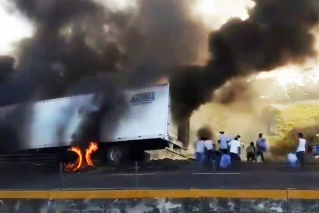 Imagen Rapiñeros roban carga de tráiler que se incendió en autopista Córdoba-Veracruz