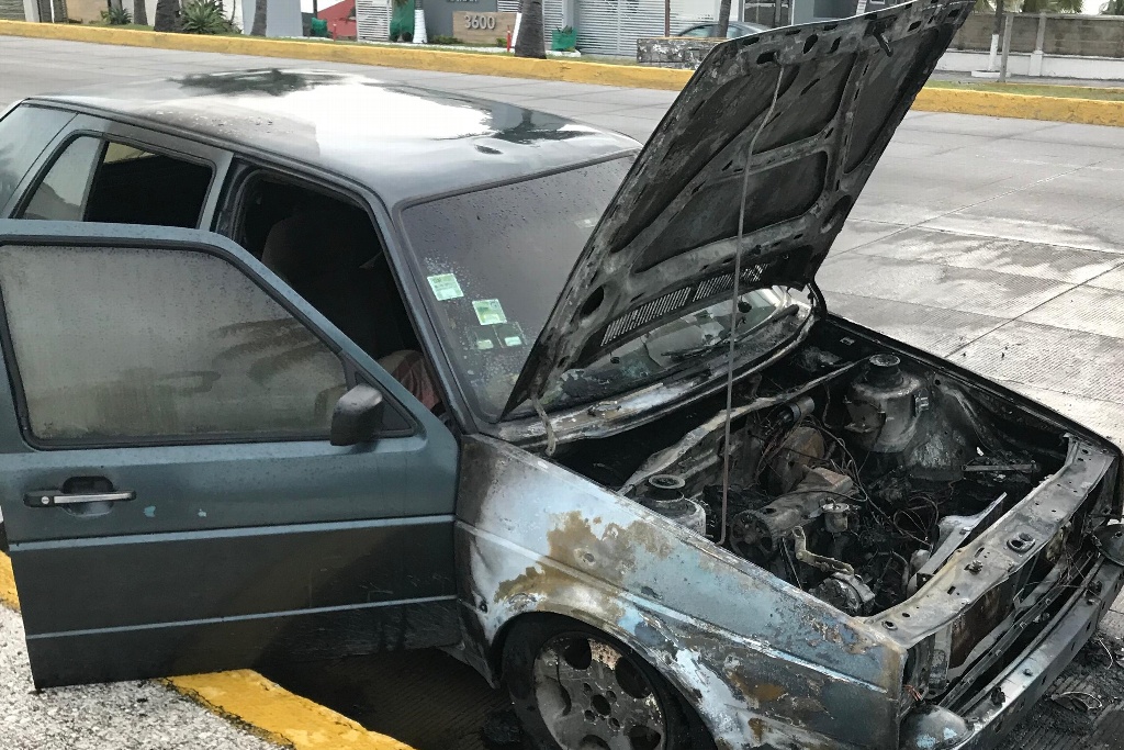 Imagen Se incendia vehículo afuera del World Trade Center de Boca del Río