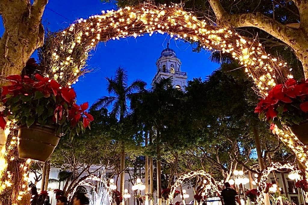 Imagen Se ilumina de Navidad el zócalo de Veracruz (+ fotos) 