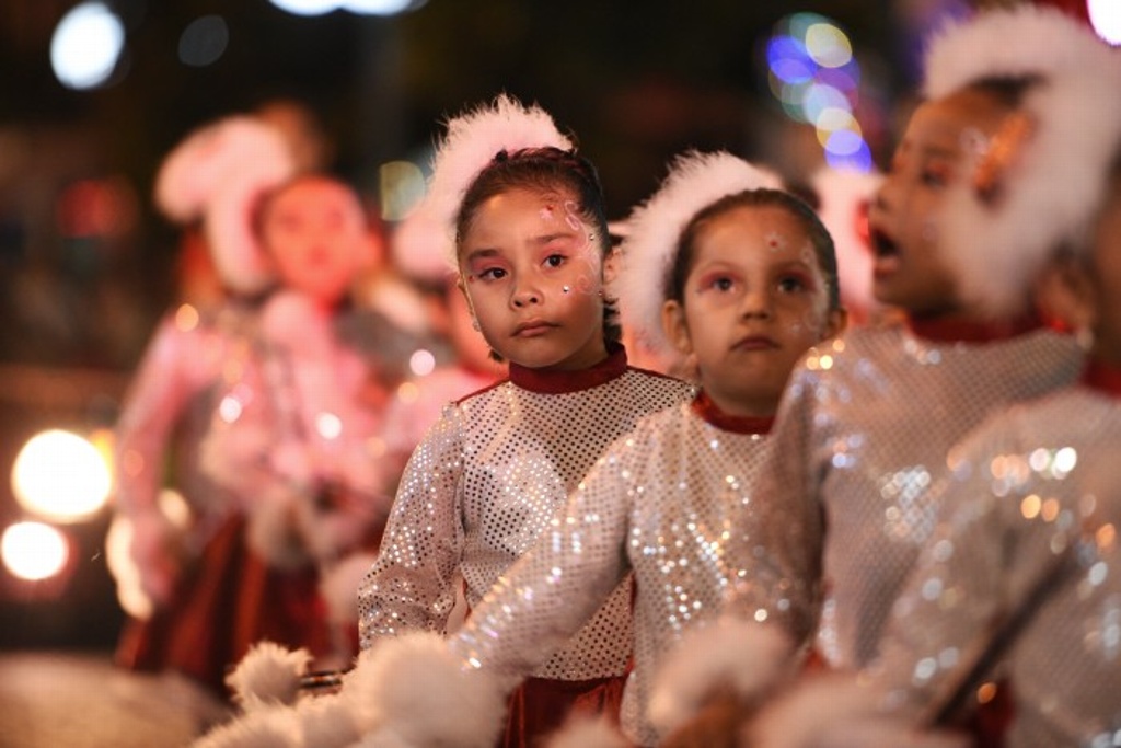 Imagen Realizan tradicional desfile navideño en Xalapa, Veracruz