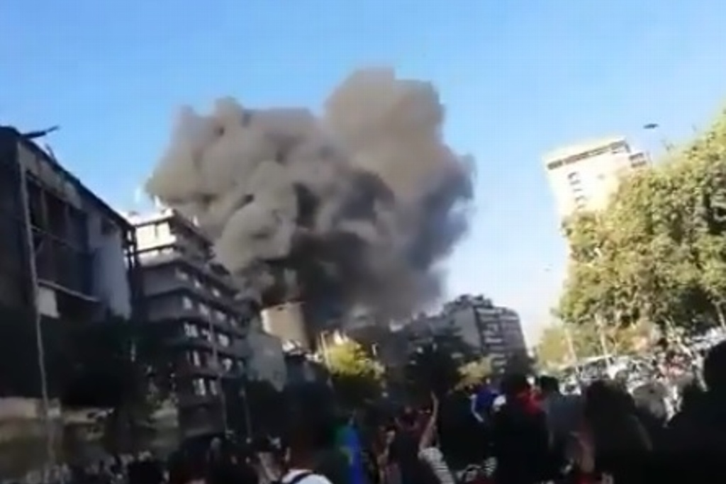 Imagen Tras choque entre manifestantes y policías, se incendia cine en Santiago de Chile (+Video)