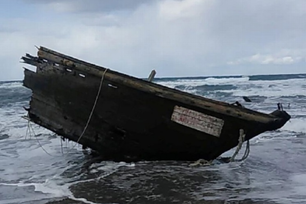 Imagen Hallan “barco fantasma” con restos de siete cadáveres, en Japón