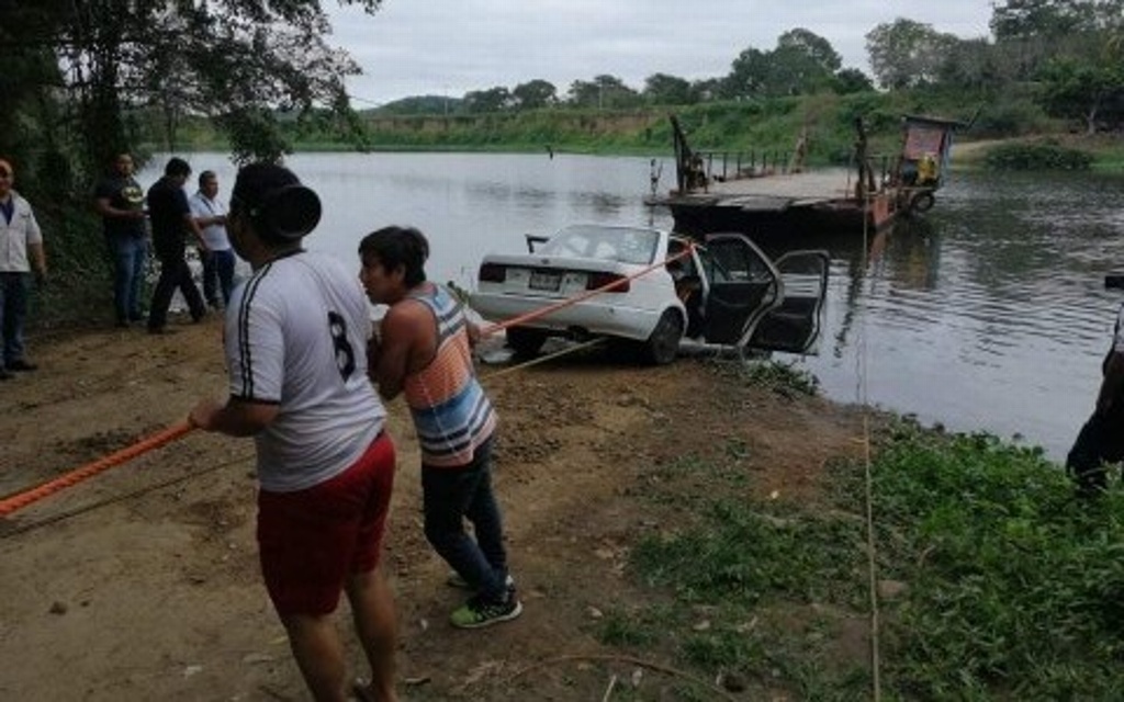 Imagen Mueren dos personas tras caer auto al río Cazones, Veracruz