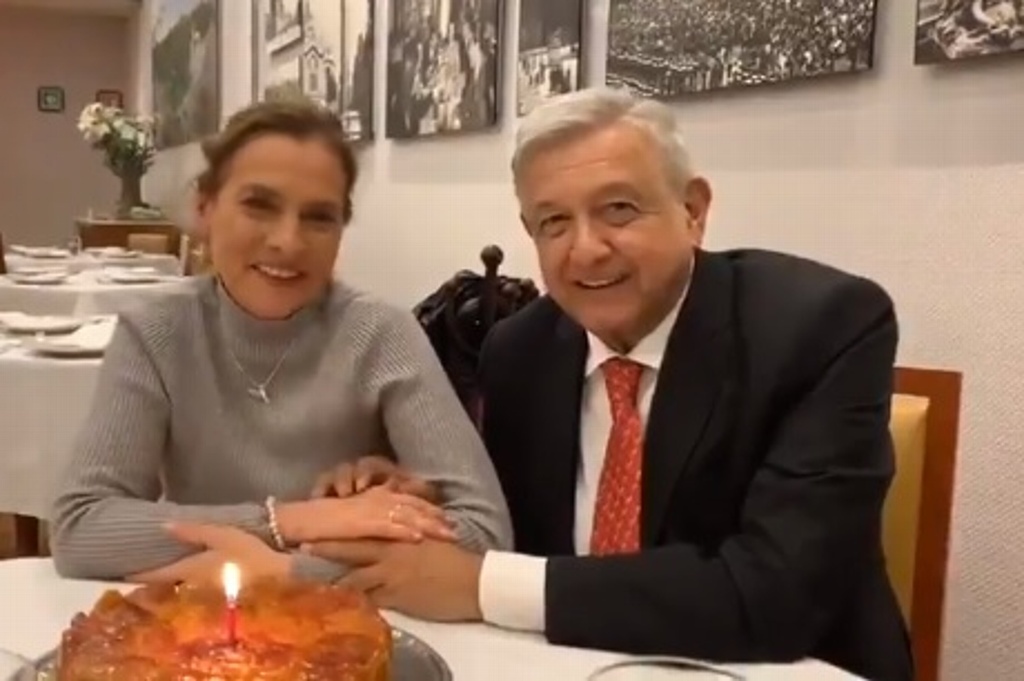 Imagen AMLO celebra cumpleaños de su esposa, Beatriz Gutiérrez Müller en restaurante de CDMX (+video)