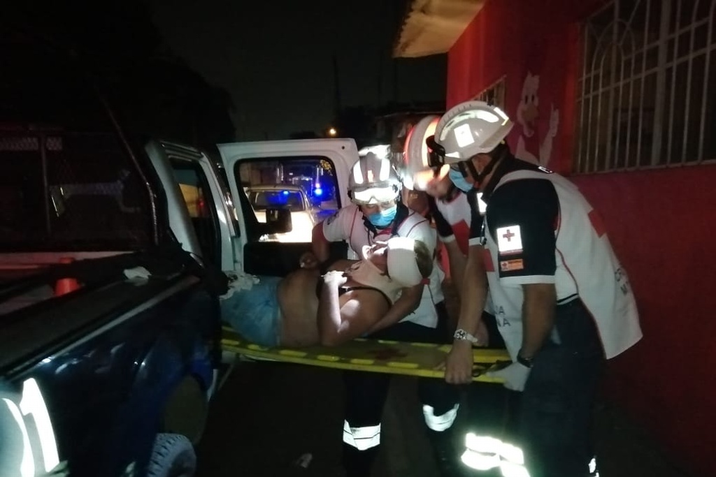 Imagen Vuelca camioneta de la Secretaría del Bienestar, hay 5 lesionados