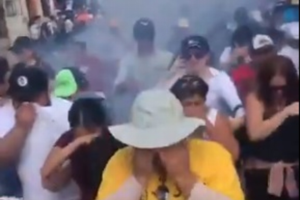 Imagen Repelen con gas lacrimógeno manifestación por informe del gobernador de Yucatán 