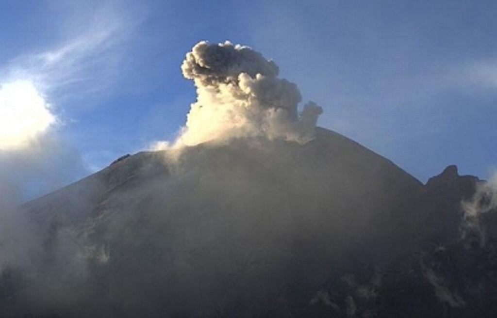 Imagen Popocatépetl tiene explosión con material incandescente