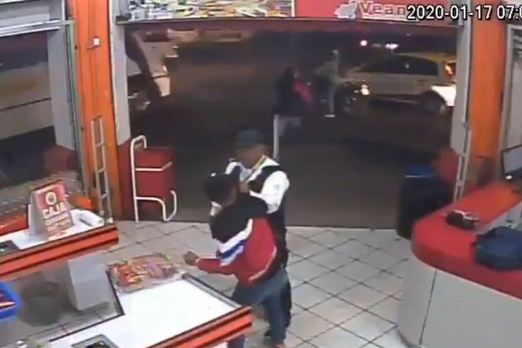 Imagen Policía intenta frustrar un asalto, delincuentes le echan montón y lo matan (Video)