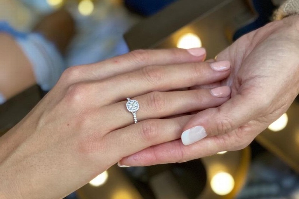 Imagen Montserrat Oliver le entrega el anillo de compromiso a su novia 