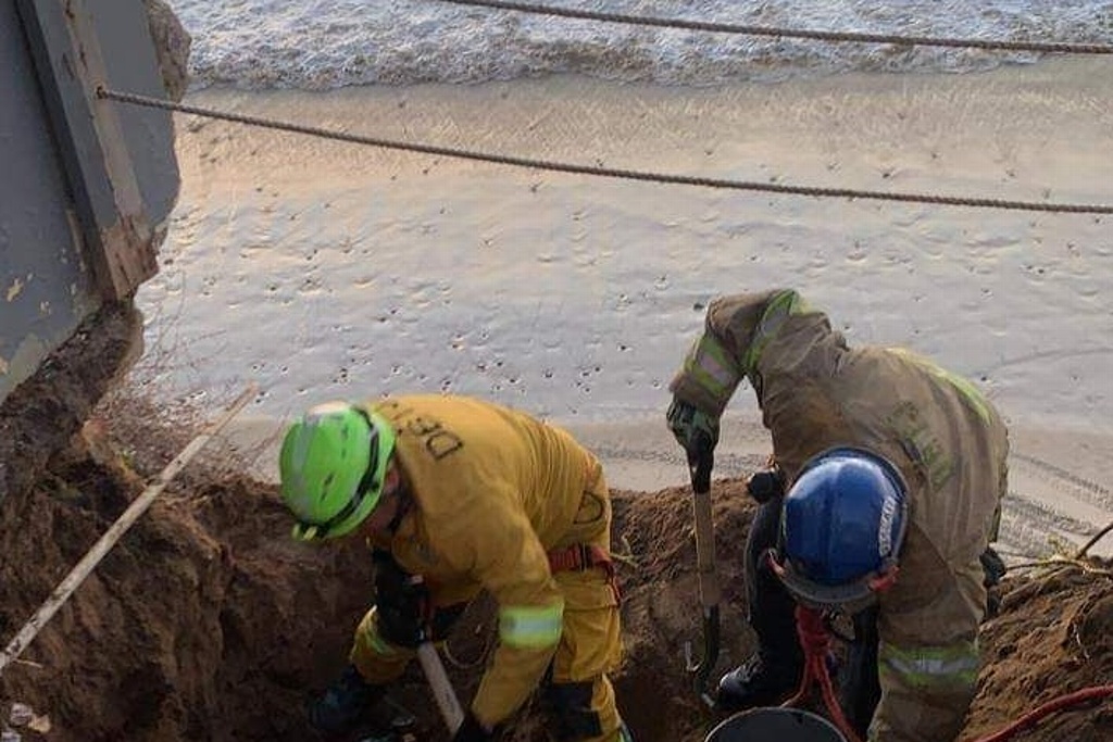 Imagen Intentan rescatar a joven atrapado bajo tierra en playa