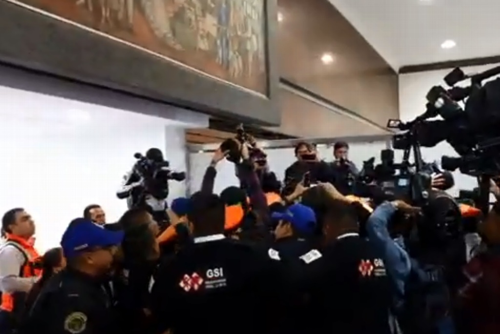 Imagen Padres de niños con cáncer riñen con policías en aeropuerto de la CDMX