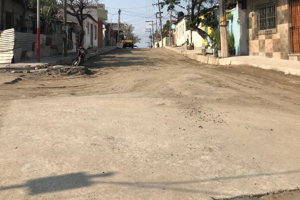 Imagen Vecinos de la Hidalgo piden se concluyan obras de pavimentación que lleva 6 meses