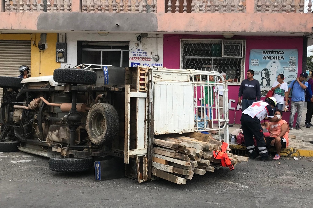 Imagen Trabajadores resultan lesionados tras volcar unidad de carga en Veracruz (+fotos)