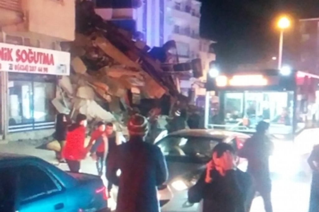 Imagen Rescatan a mujer turca que estuvo 17 horas bajo escombro tras terremoto