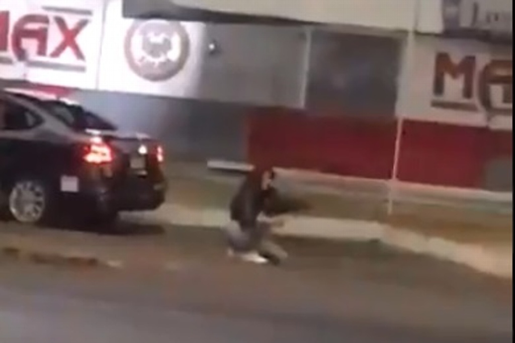 Imagen Roba mujer fusil de asalto a policía y dispara contra civiles en vía pública (+Video)
