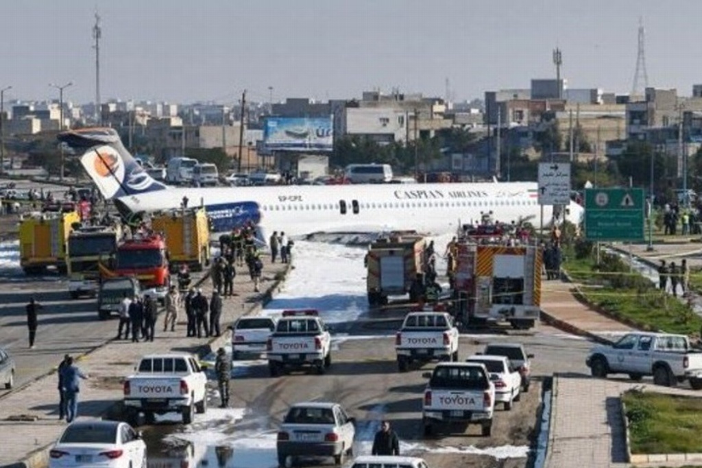 Imagen Avión iraní termina en plena calle tras aterrizar de emergencia (+Video)