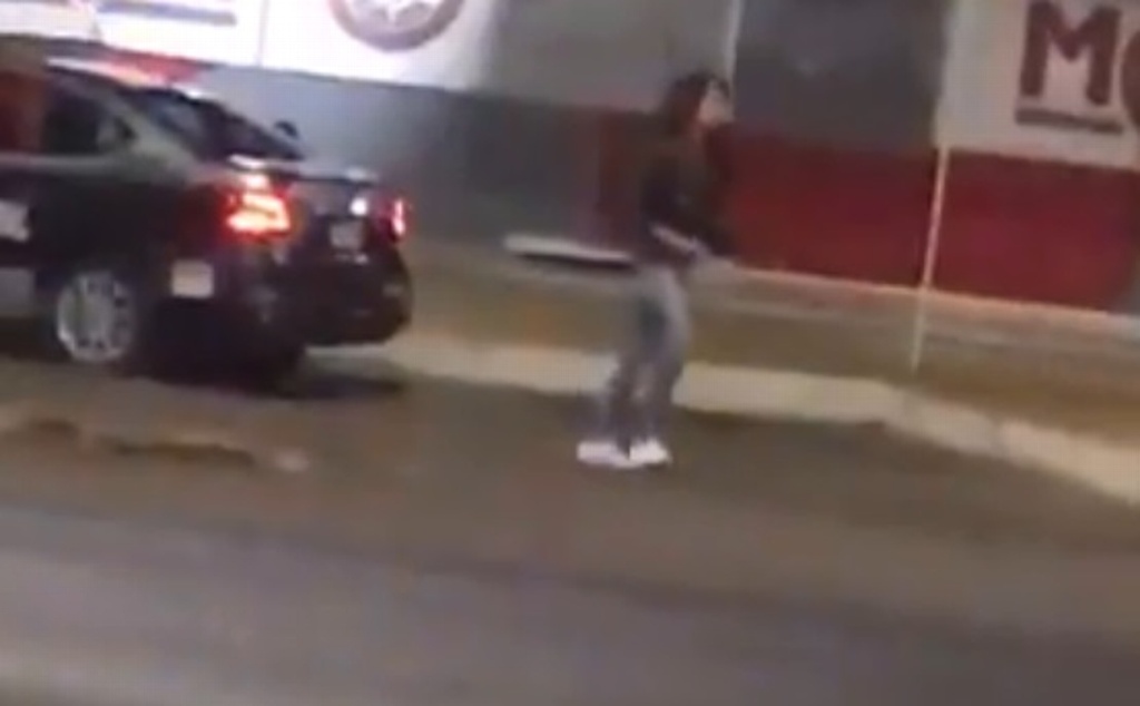 Imagen Investigan a mujer que robó arma a policías y disparó contra automovilistas (+video)
