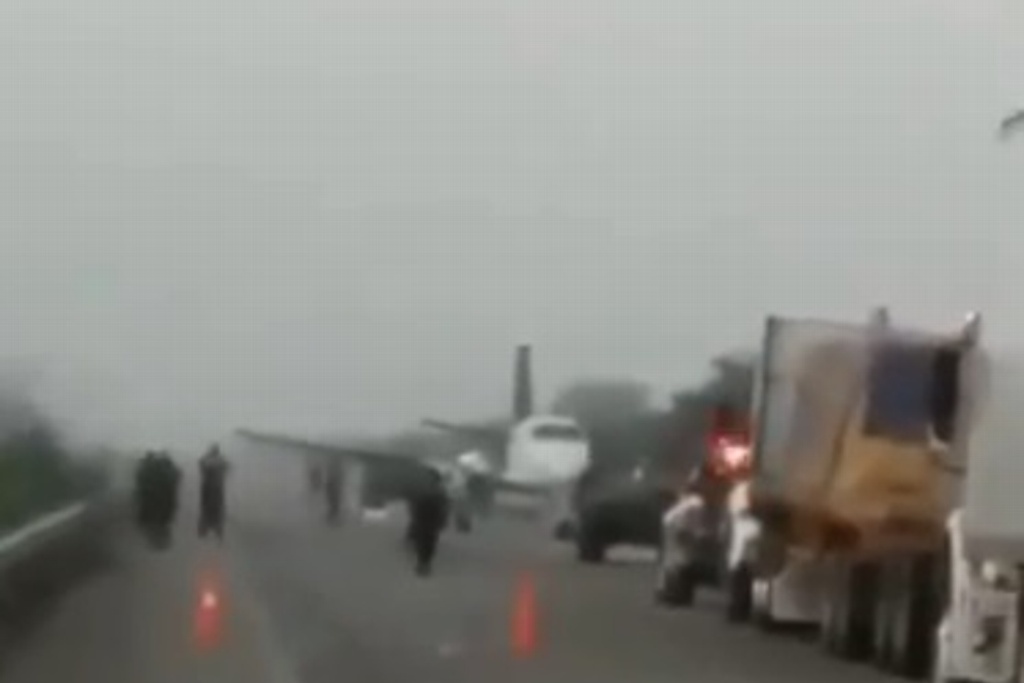 Imagen Abandonan avioneta cargada de droga en carretera (+Video)