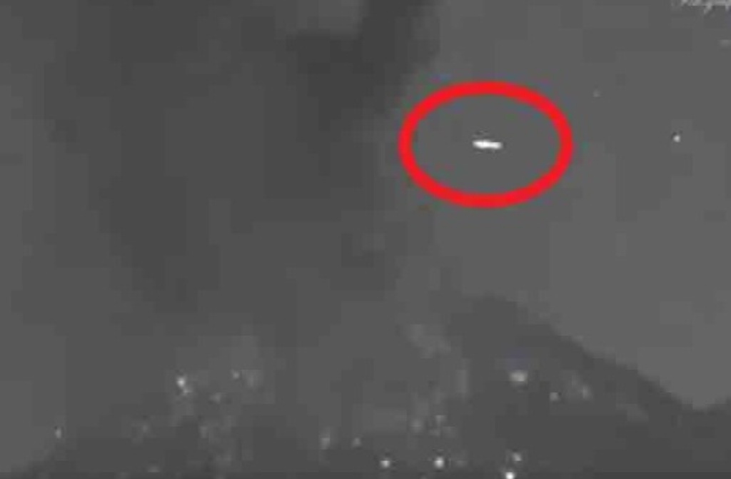 Imagen Popocatépetl emite explosión y aseguran en redes que se ve un OVNI (+Video)