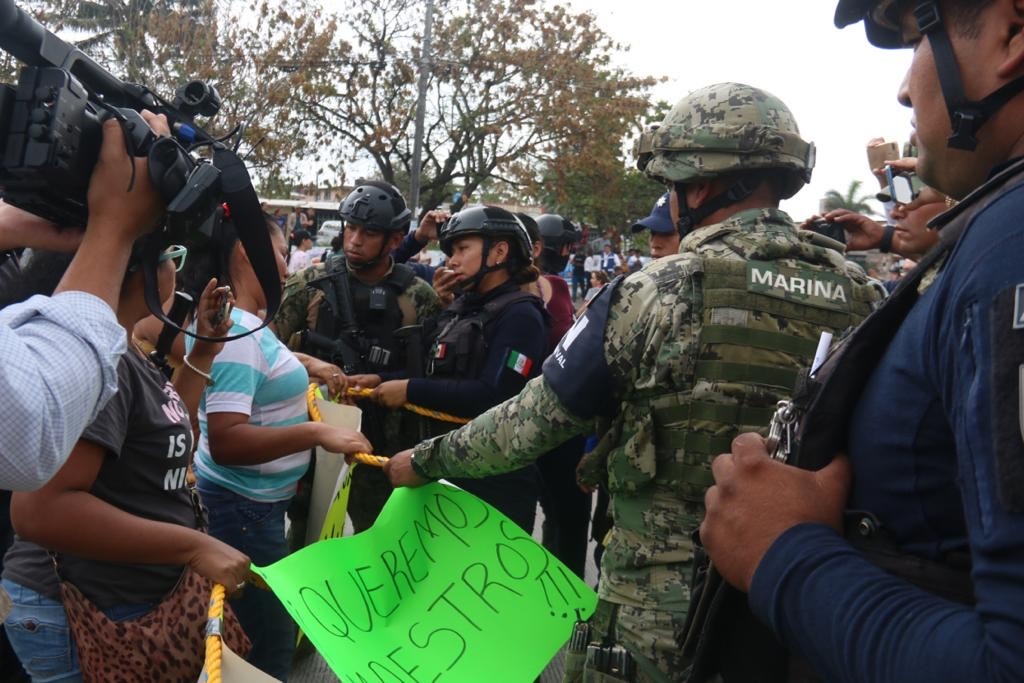Imagen Antimotines retiran a padres de familia que bloqueaban vialidad en Veracruz (+fotos)