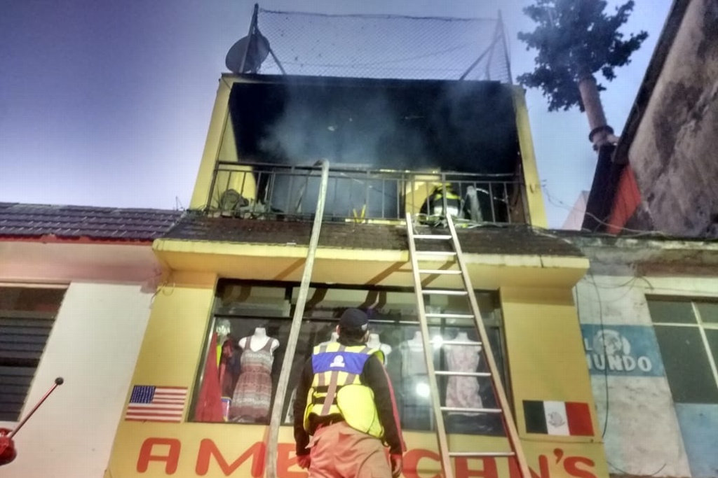 Imagen Incendio en bodega genera fuerte movilización de cuerpos de auxilio en Río Blanco, Veracruz