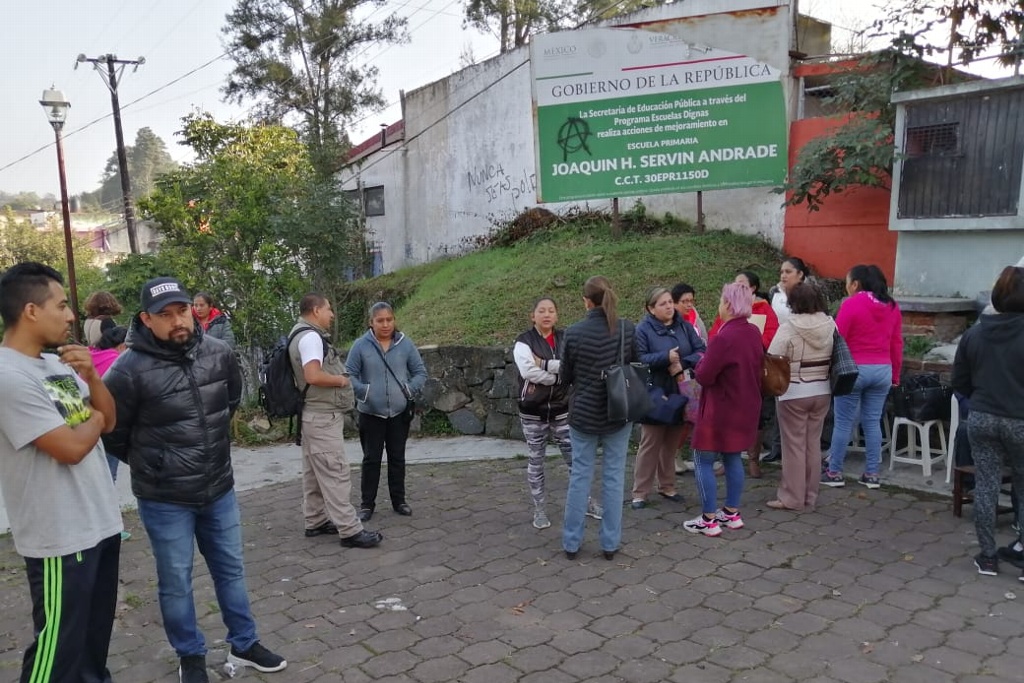 Imagen Conflicto entre maestros y padres de familia deja sin clases a 605 estudiantes en Xalapa