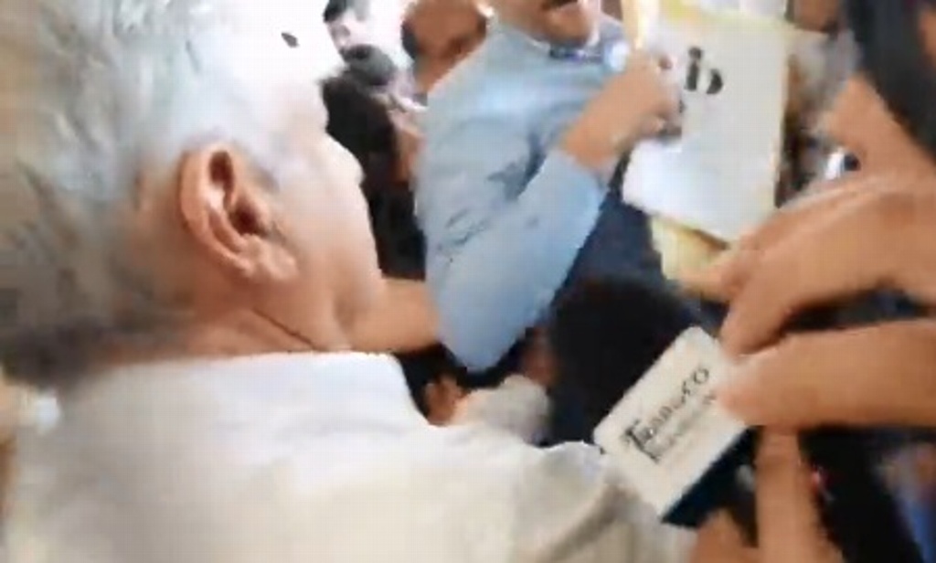 Imagen Con decenas de peticiones reciben a AMLO en su arribo Villahermosa, Tabasco (+Video)