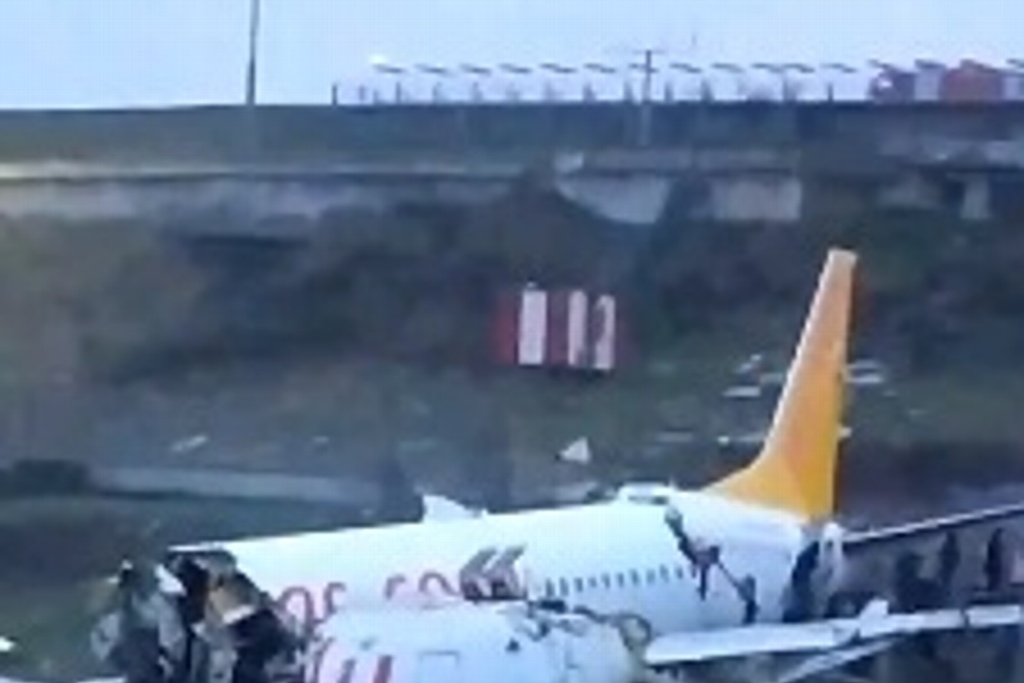 Imagen Avión sale de la pista en Turquía y se parte (+video)
