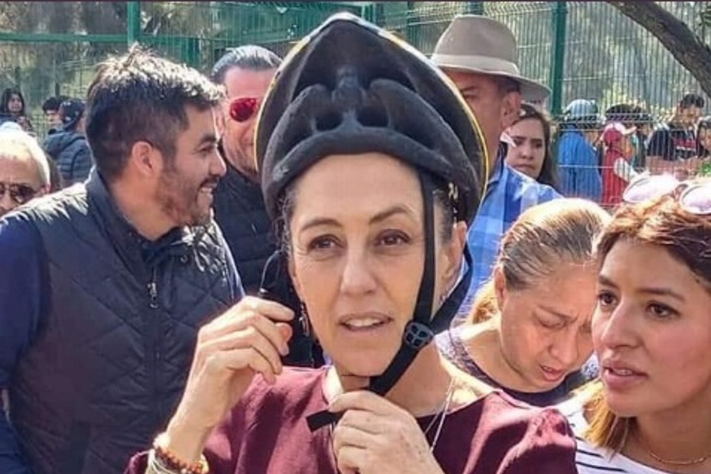 claudia sheinbaum se pone casco al revés y la tunden en redes sociales