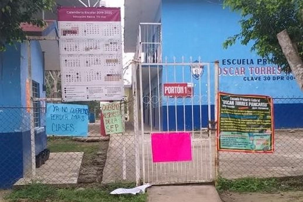 Padres De Familia Toman Escuela En Poza Rica Acusan Que Sev Incumple Con Asignación De Maestros 2135