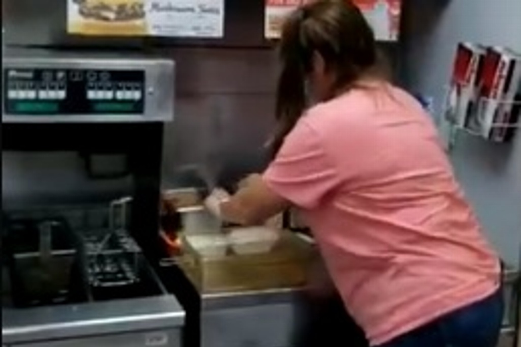 Imagen Ratón cae dentro de freidora y muere frente a los clientes (+video)