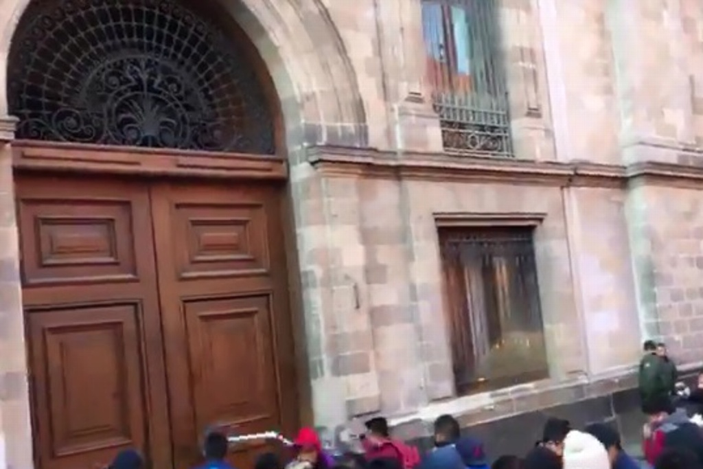 Imagen Protestan violentamente normalistas de Ayotzinapa en Palacio Nacional (+Video)