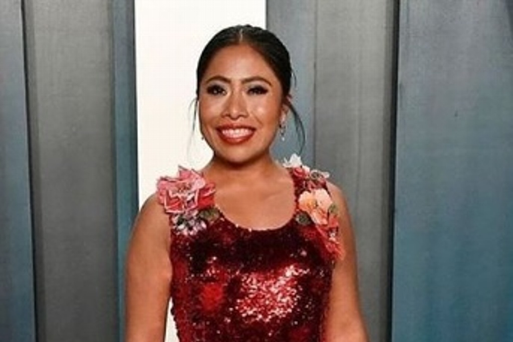 Imagen Yalitza Aparicio impacta con vestido rojo en fiesta post Oscar