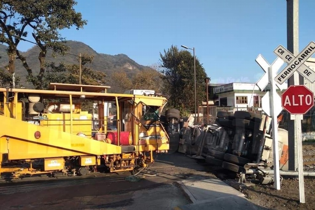 Evacúan facultad de la UV y primaria por choque de tren con pipa