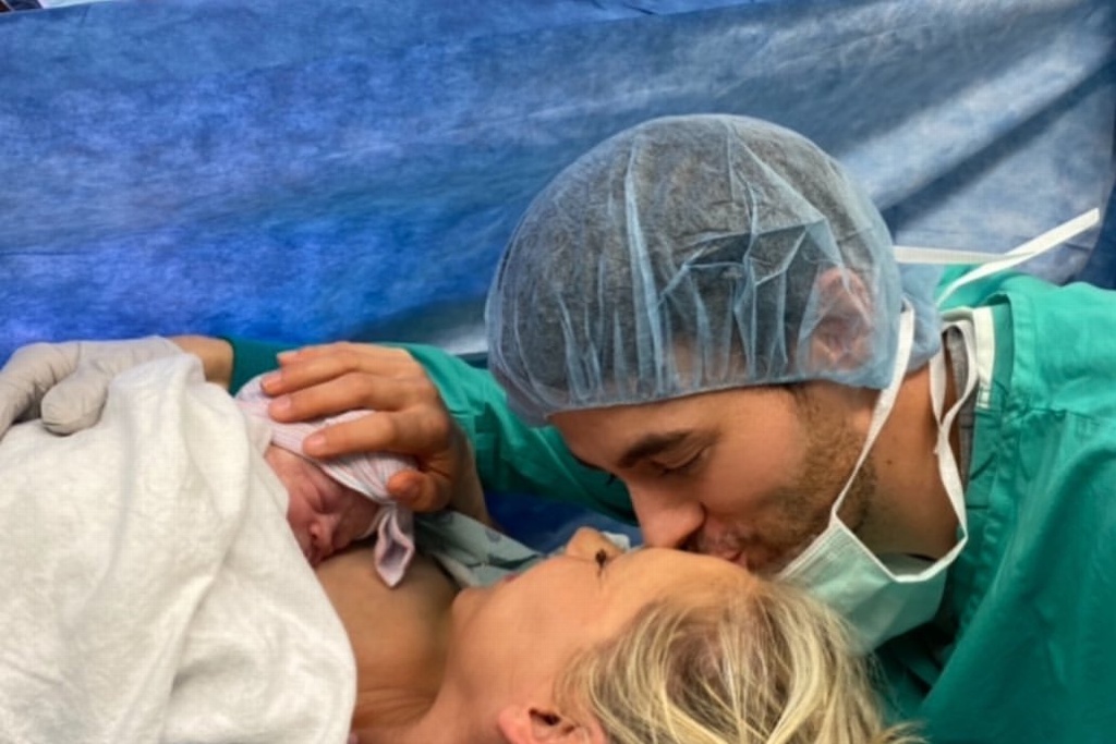 Imagen Enrique Iglesias y Anna Kournikova confirman con fotografías el nacimiento de su bebé